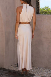Abito lungo elegante da donna in raso color crema, senza maniche, con schiena scoperta. Perfetto per eventi formali e serate estive.