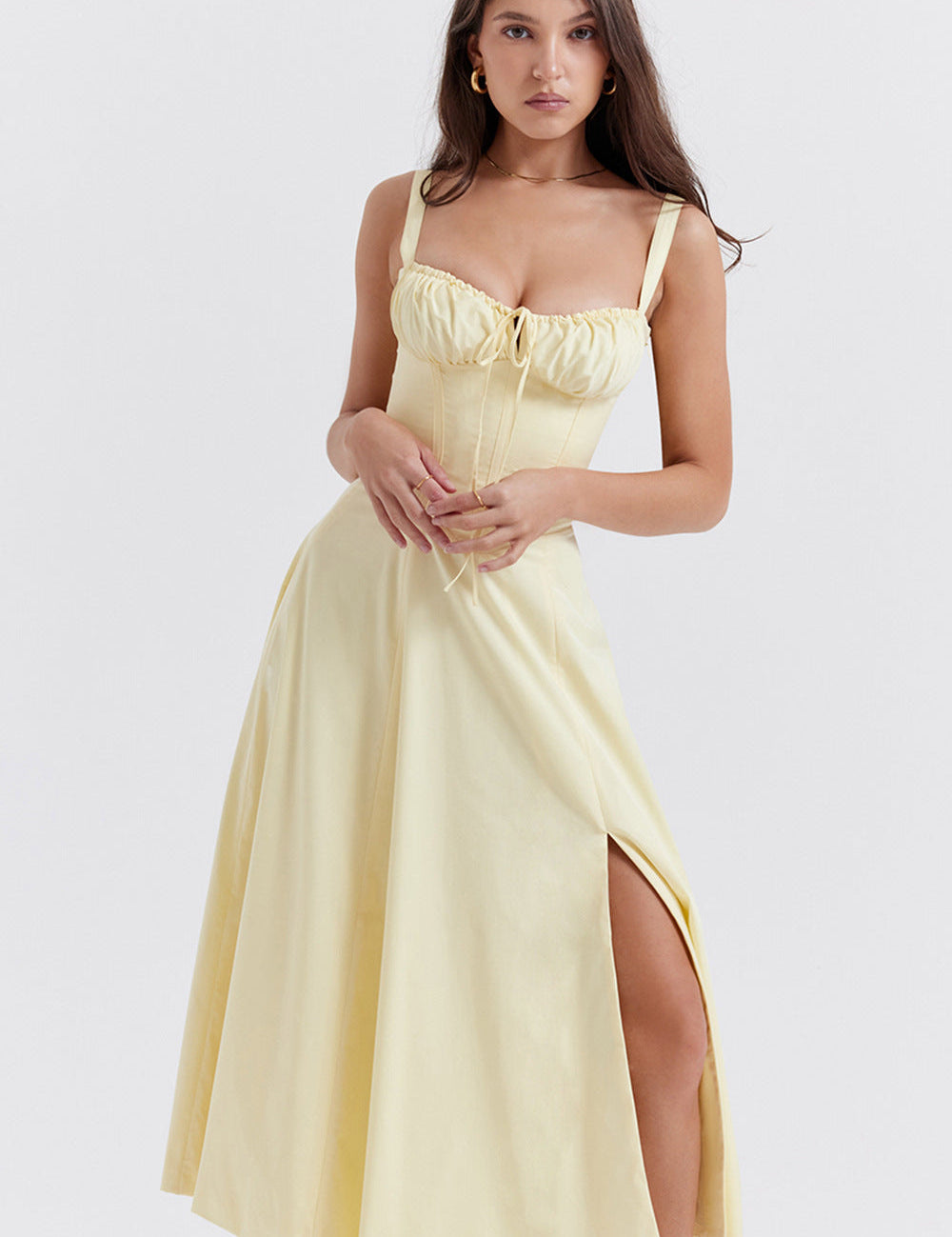 Abito lungo giallo chiaro con spacco laterale, scollo a cuore e spalline sottili. Elegante e femminile, perfetto per eventi estivi.