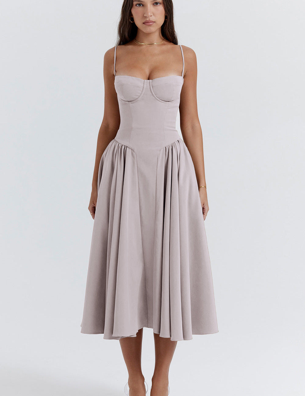 Abito midi elegante donna, colore grigio chiaro, con spalline sottili e gonna svasata. Perfetto per eventi formali e cerimonie.