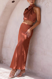 Abito elegante donna in raso color rame, top senza maniche e gonna lunga, moda estiva, abbigliamento da sera, tendenza 2023.