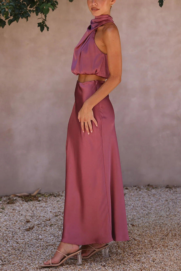 Abito lungo elegante in raso rosa, senza maniche, con scollo all'americana. Perfetto per cerimonie e serate speciali. Moda donna sofisticata.