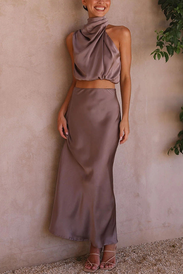 Abito elegante da donna in raso color taupe, top monospalla e gonna lunga. Perfetto per eventi formali e serate speciali.
