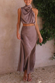 Abito elegante da donna in raso color taupe, top monospalla e gonna lunga. Perfetto per eventi formali e serate speciali.