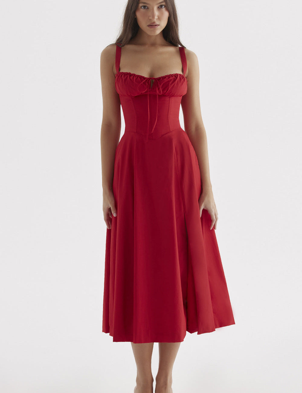 Abito lungo rosso elegante con spalline larghe, scollo a cuore e gonna svasata. Perfetto per eventi formali e serate speciali.