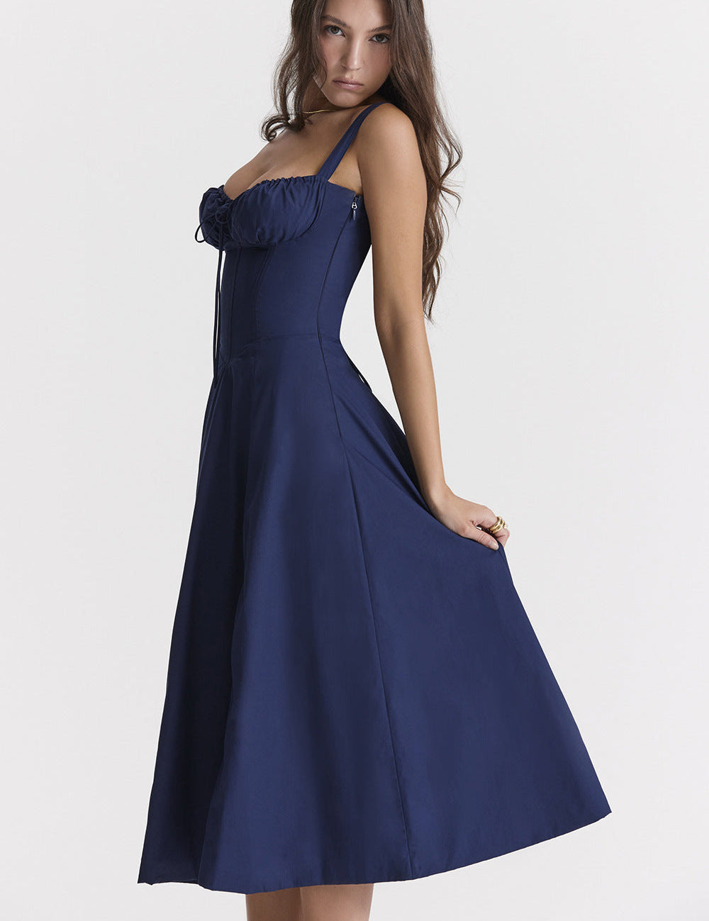 Abito lungo blu elegante con spalline sottili, scollo arricciato e gonna svasata. Moda donna, abbigliamento estivo, stile sofisticato.