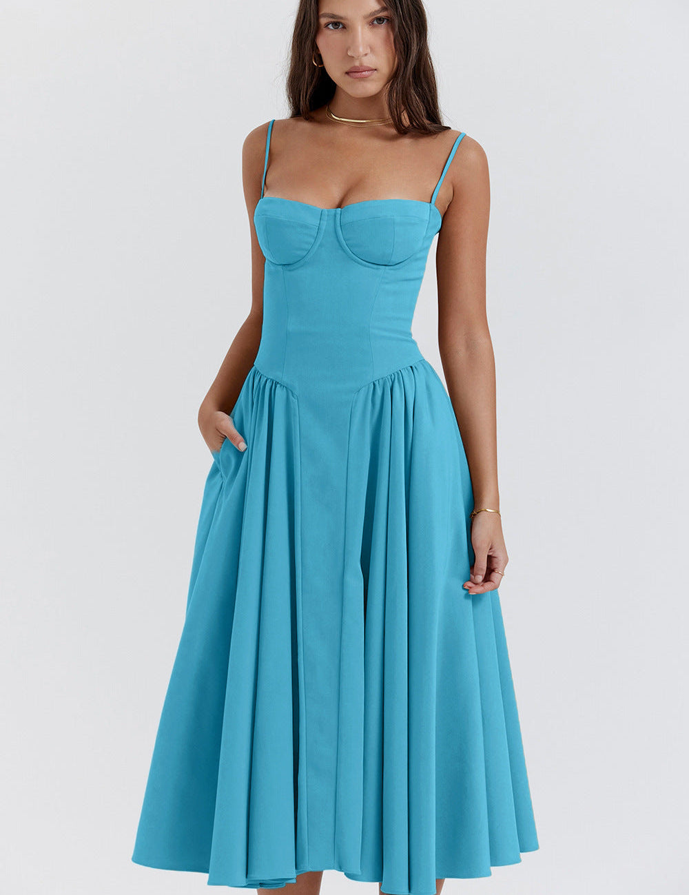 Abito midi azzurro con spalline sottili, scollo a cuore e gonna svasata. Elegante e moderno, perfetto per eventi estivi e cerimonie.