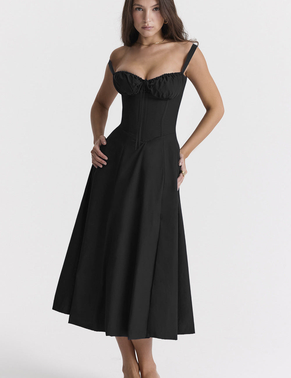 Abito nero elegante donna, lungo, spalline sottili, scollo a cuore, stile corsetto, perfetto per serate e occasioni speciali.