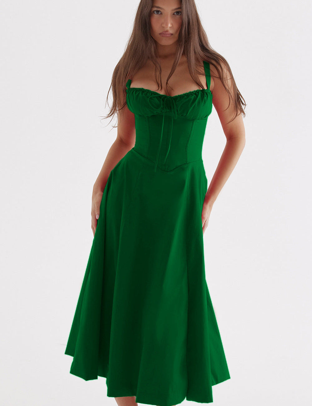 Abito lungo verde elegante con spalline, scollo a cuore e gonna ampia. Perfetto per eventi formali e serate speciali. Moda donna sofisticata.