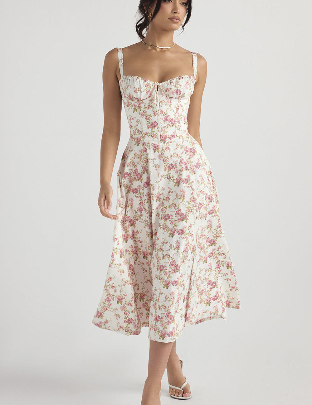 Abito estivo donna floreale bianco e rosa, lunghezza midi, spalline sottili, scollo a cuore, perfetto per occasioni casual e primaverili.