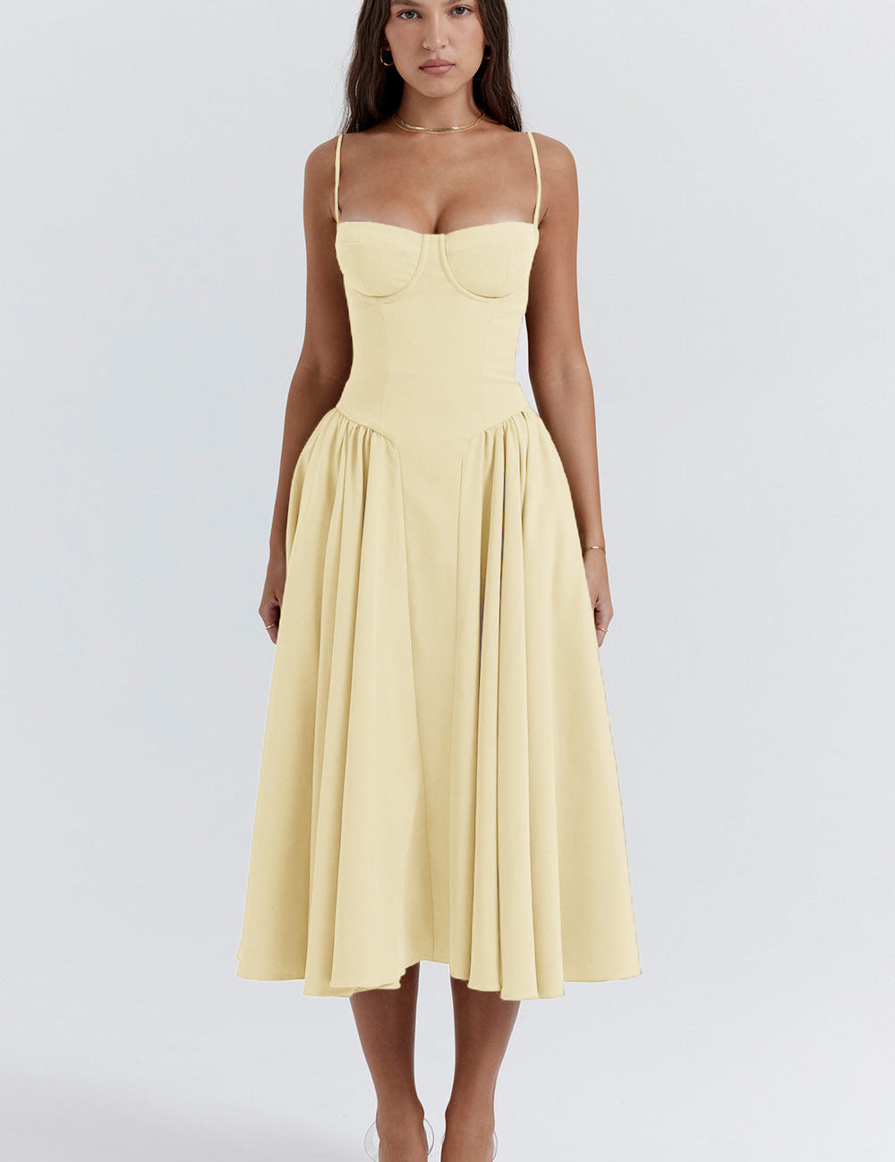 Abito midi giallo chiaro con spalline sottili, scollo a cuore e gonna svasata. Elegante e femminile, perfetto per eventi estivi o serate speciali.