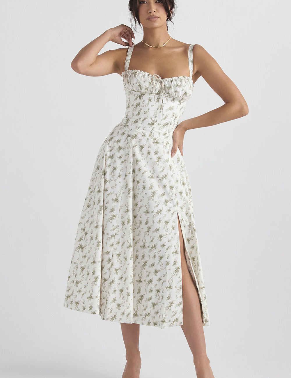 Abito estivo lungo bianco con stampa floreale, spalline sottili e spacco laterale. Perfetto per occasioni casual e eleganti. Moda donna 2023.