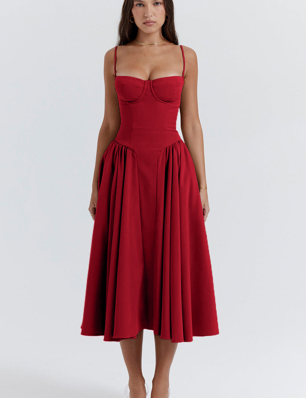 Abito rosso elegante da donna, lunghezza midi, con spalline sottili e gonna svasata. Perfetto per eventi formali e serate speciali.