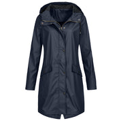 Giacca impermeabile donna blu scuro con cappuccio, chiusura a bottoni e tasche frontali. Elegante e funzionale per pioggia e outdoor.