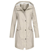 Cappotto impermeabile beige da donna con cappuccio, chiusura a bottoni, tasche frontali. Elegante e pratico per pioggia e vento.