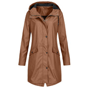 Giacca impermeabile marrone da donna con cappuccio, chiusura a bottoni, tasche frontali. Elegante e funzionale per pioggia e outdoor.