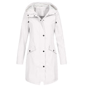 Giacca impermeabile bianca da donna con cappuccio, chiusura a bottoni, tasche frontali. Elegante e pratica per pioggia e vento.