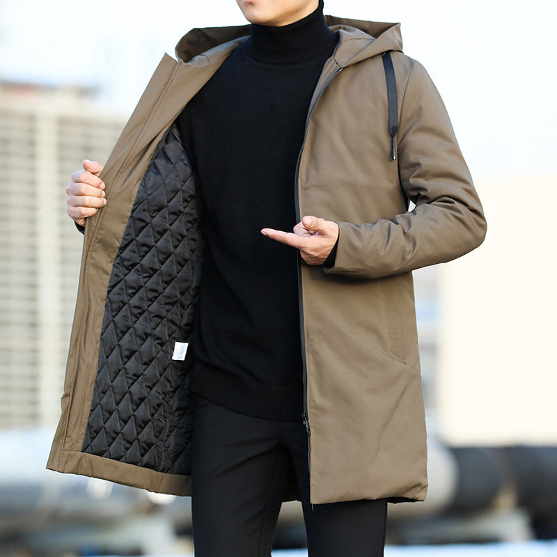 Giacca invernale uomo beige con cappuccio, interno trapuntato nero, indossata su maglione nero. Elegante e calda, ideale per l'inverno.