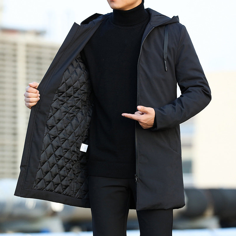Giacca invernale uomo nera, imbottita, con cappuccio, chiusura zip, design elegante e moderno, ideale per climi freddi.