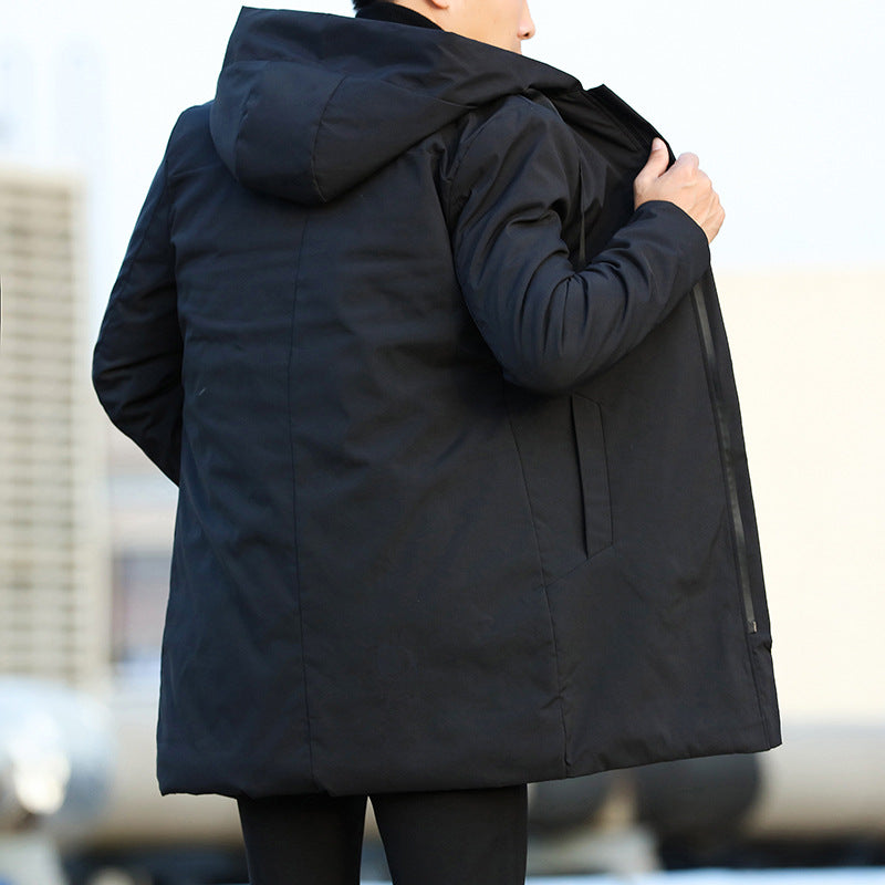 Giacca invernale uomo nera con cappuccio, design moderno, tessuto impermeabile, ideale per climi freddi. Perfetta per moda casual e outdoor.