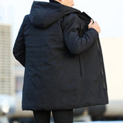 Giacca invernale uomo nera con cappuccio, design moderno, tessuto impermeabile, ideale per climi freddi. Perfetta per moda casual e outdoor.