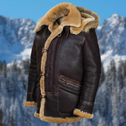 Giacca invernale in pelle marrone con fodera in pelliccia, cappuccio e chiusura a bottoni, sfondo montagna innevata. Ideale per climi freddi.