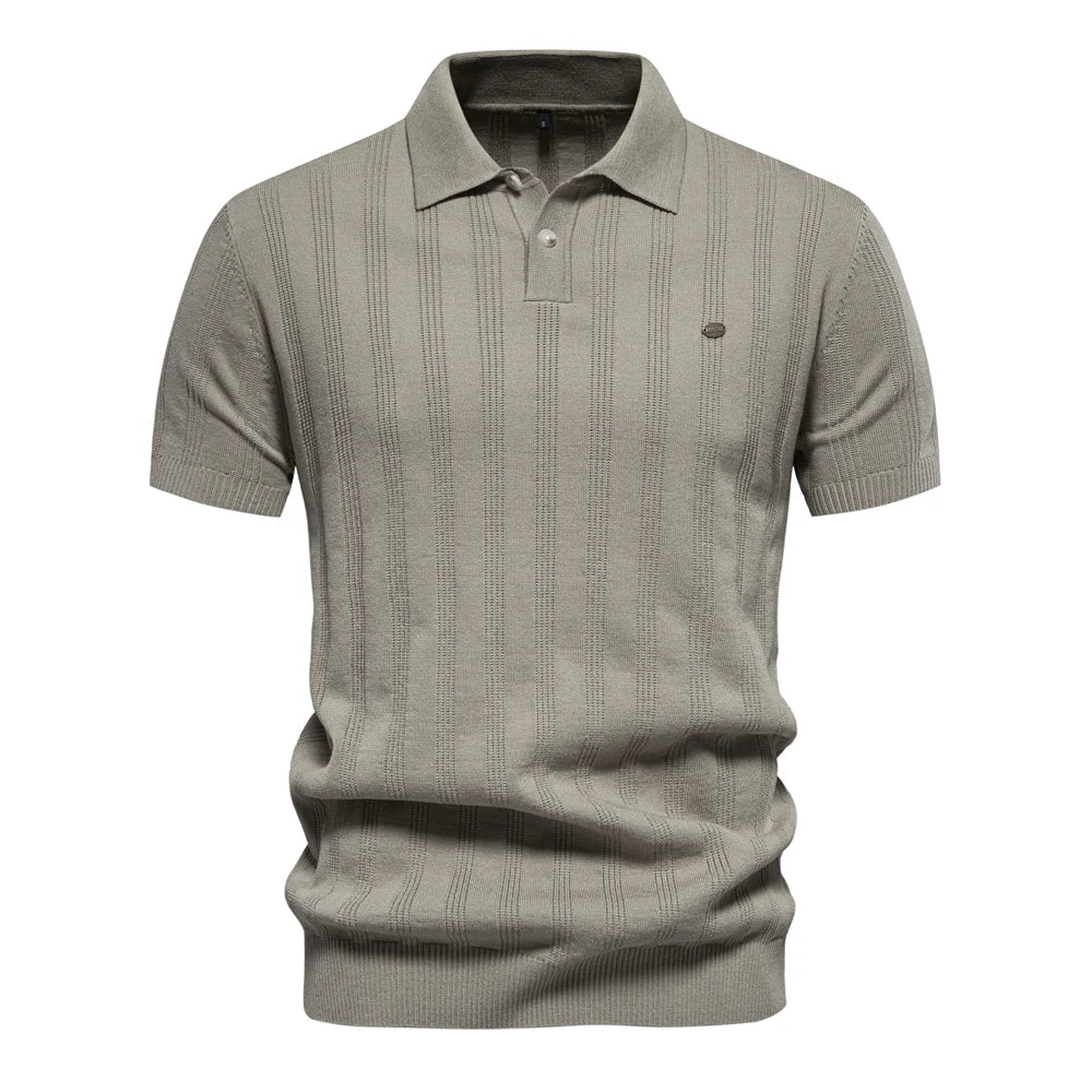 Maglietta polo uomo grigia, maniche corte, design a righe verticali, tessuto leggero, stile casual elegante, perfetta per ogni occasione.