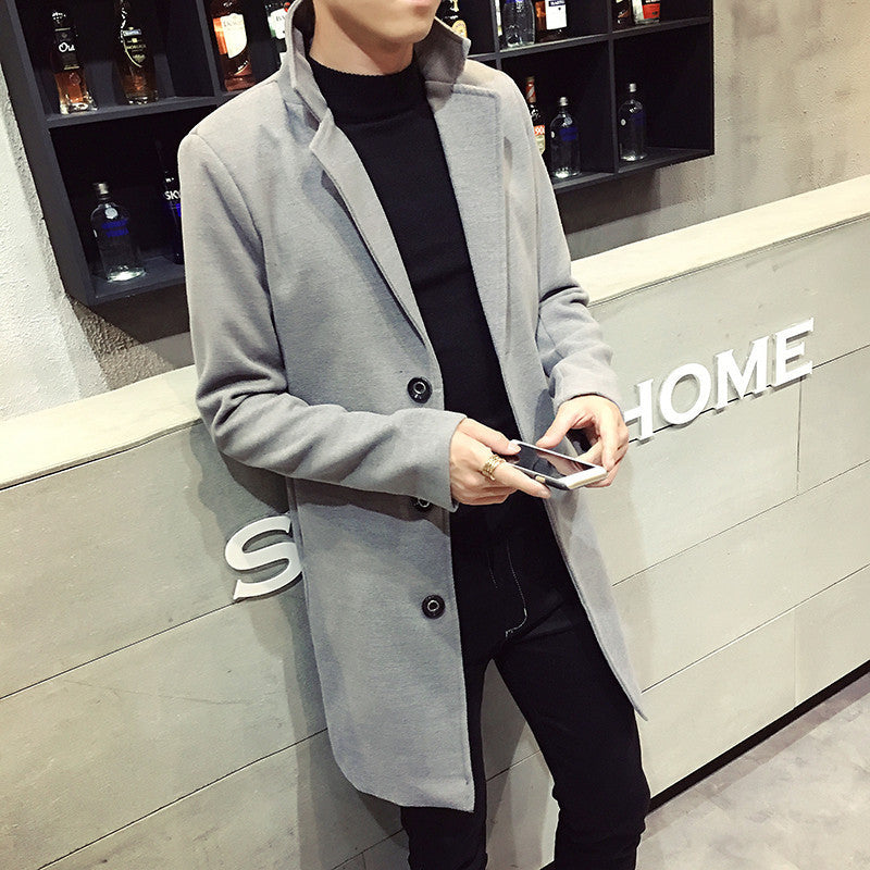 Giacca uomo grigia elegante, indossata su maglione nero, in negozio di moda. Stile casual chic, abbigliamento maschile autunno inverno.