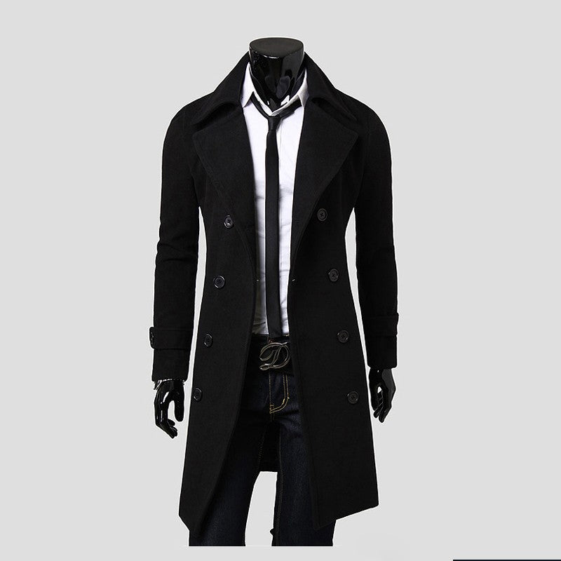 Cappotto nero elegante da uomo, doppio petto, abbinato a camicia bianca e cravatta nera. Moda maschile autunno inverno, stile classico.