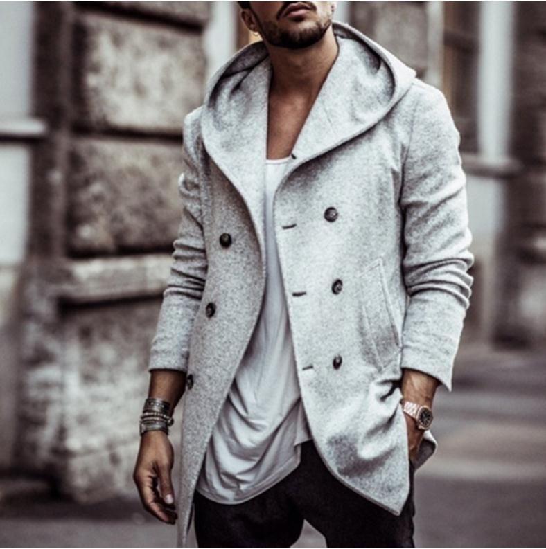 Cappotto uomo grigio con cappuccio, doppio petto, stile casual elegante, indossato su maglietta bianca. Moda autunnale, abbigliamento maschile trendy.