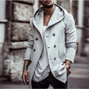 Cappotto uomo grigio con cappuccio, doppio petto, stile casual elegante, indossato su maglietta bianca. Moda autunnale, abbigliamento maschile trendy.