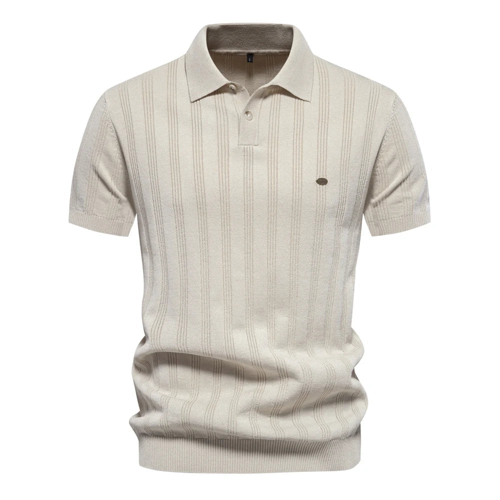 Maglia polo beige da uomo, a maniche corte, con motivo a righe verticali, colletto classico e logo discreto. Elegante e versatile per ogni occasione.
