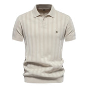 Maglia polo beige da uomo, a maniche corte, con motivo a righe verticali, colletto classico e logo discreto. Elegante e versatile per ogni occasione.