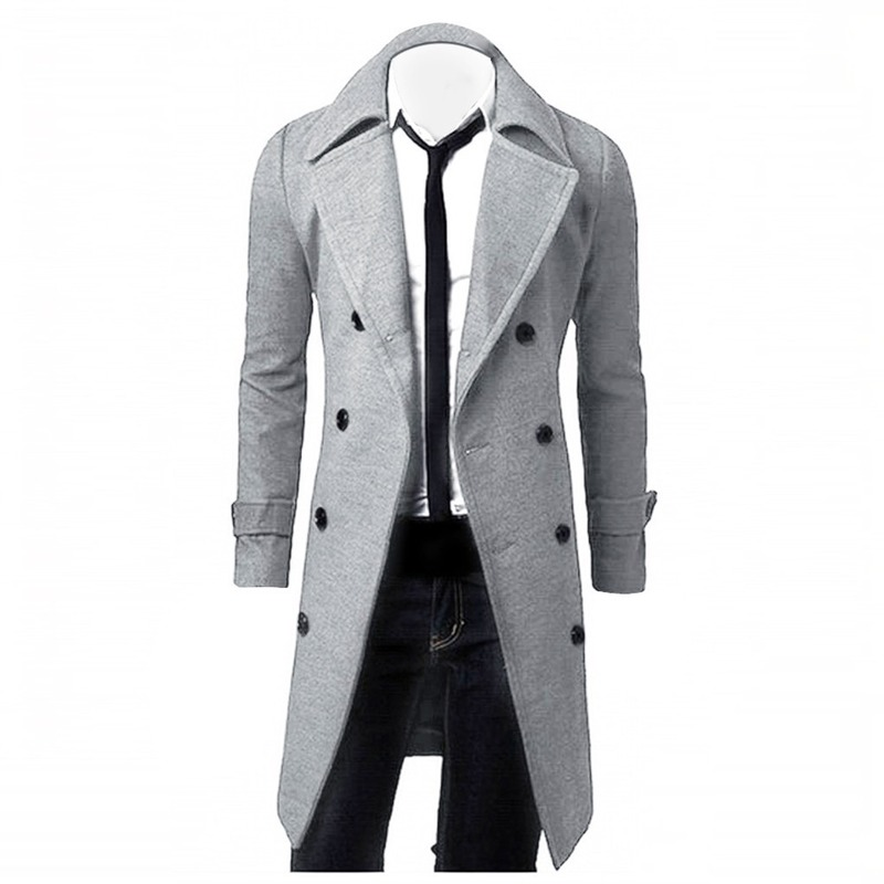 Cappotto uomo grigio elegante, doppio petto, con cravatta nera e camicia bianca. Moda autunno inverno, abbigliamento formale maschile.