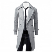 Cappotto uomo grigio elegante, doppio petto, con cravatta nera e camicia bianca. Moda autunno inverno, abbigliamento formale maschile.