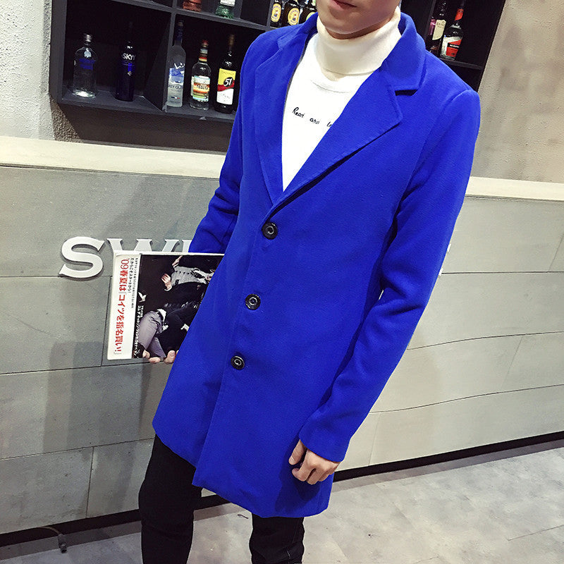 Giacca uomo blu elettrico, elegante e moderna, indossata su dolcevita bianco. Moda maschile autunno-inverno, stile casual chic.