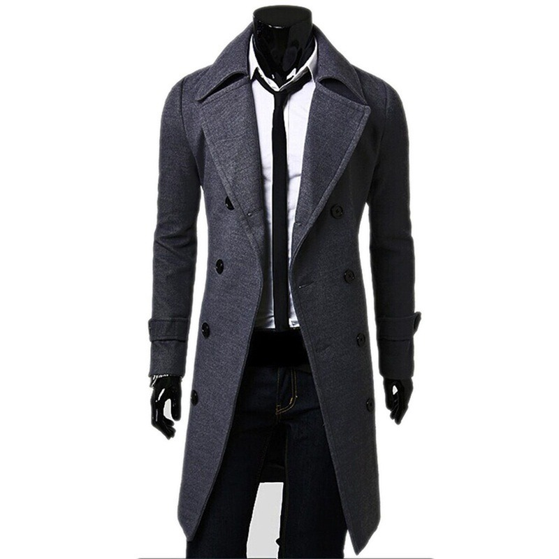 Cappotto lungo uomo grigio scuro, doppiopetto, elegante, con camicia bianca e cravatta nera. Moda maschile autunno inverno.