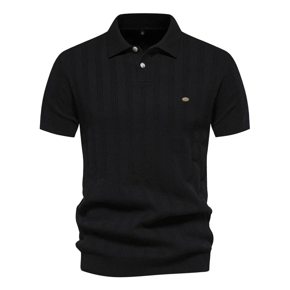 Maglietta polo nera da uomo in cotone, maniche corte, con colletto e bottoni. Design elegante, ideale per abbigliamento casual o formale.