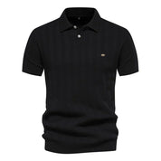 Maglietta polo nera da uomo in cotone, maniche corte, con colletto e bottoni. Design elegante, ideale per abbigliamento casual o formale.