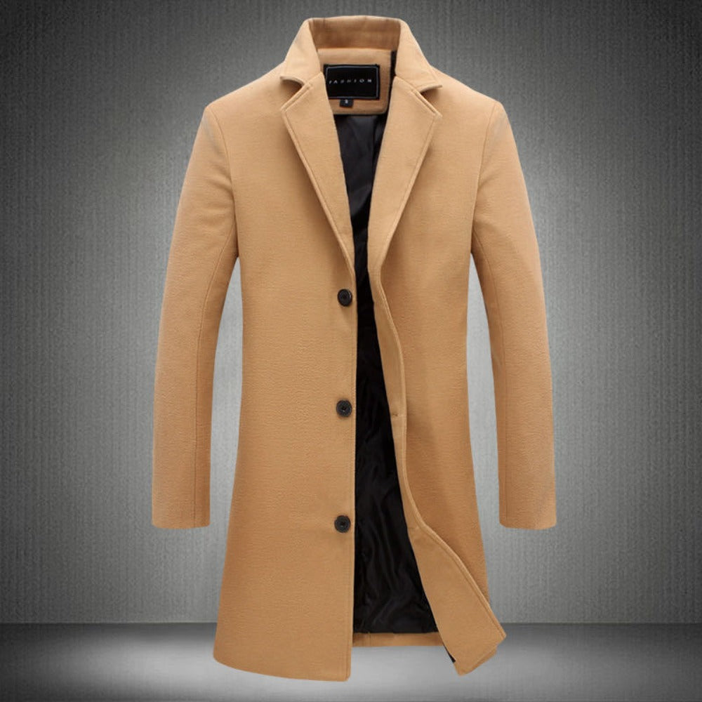 Cappotto uomo elegante beige, lungo, con bottoni neri, ideale per l'inverno. Design classico, tessuto di qualità, perfetto per look formali.