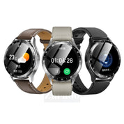 Tre smartwatch moderni con cinturini in pelle marrone, grigio e nero, display digitale a colori, funzioni meteo e fitness tracker.