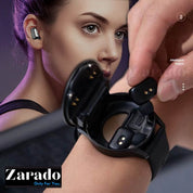 Auricolari wireless neri in ricarica su smartwatch, indossati da una donna. Tecnologia innovativa, accessori audio, design moderno.