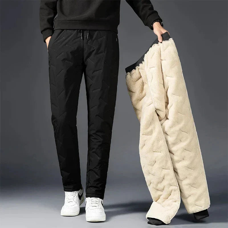 Pantaloni invernali uomo, neri, foderati in pile, caldi e antivento, ideali per attività all'aperto. Design moderno, comfort e stile.