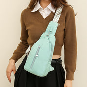 Donna con borsa a tracolla verde menta, maglione marrone e camicia bianca. Moda casual, accessorio trendy, stile urbano.