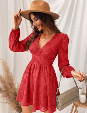 Donna con abito rosso in pizzo, cappello beige, borsa a tracolla, sfondo bianco. Moda femminile elegante, abbigliamento autunnale chic.