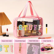Borsa da trucco trasparente rosa con etichetta "STUFF" in paillettes, cerniera metallica liscia, manico, grande capacità. Accessori cosmetici inclusi.