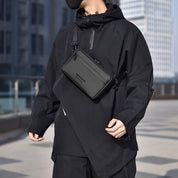 Uomo con giacca nera e marsupio nero Weixier, moda urbana, accessorio unisex, stile casual, passeggiata in città, abbigliamento moderno.