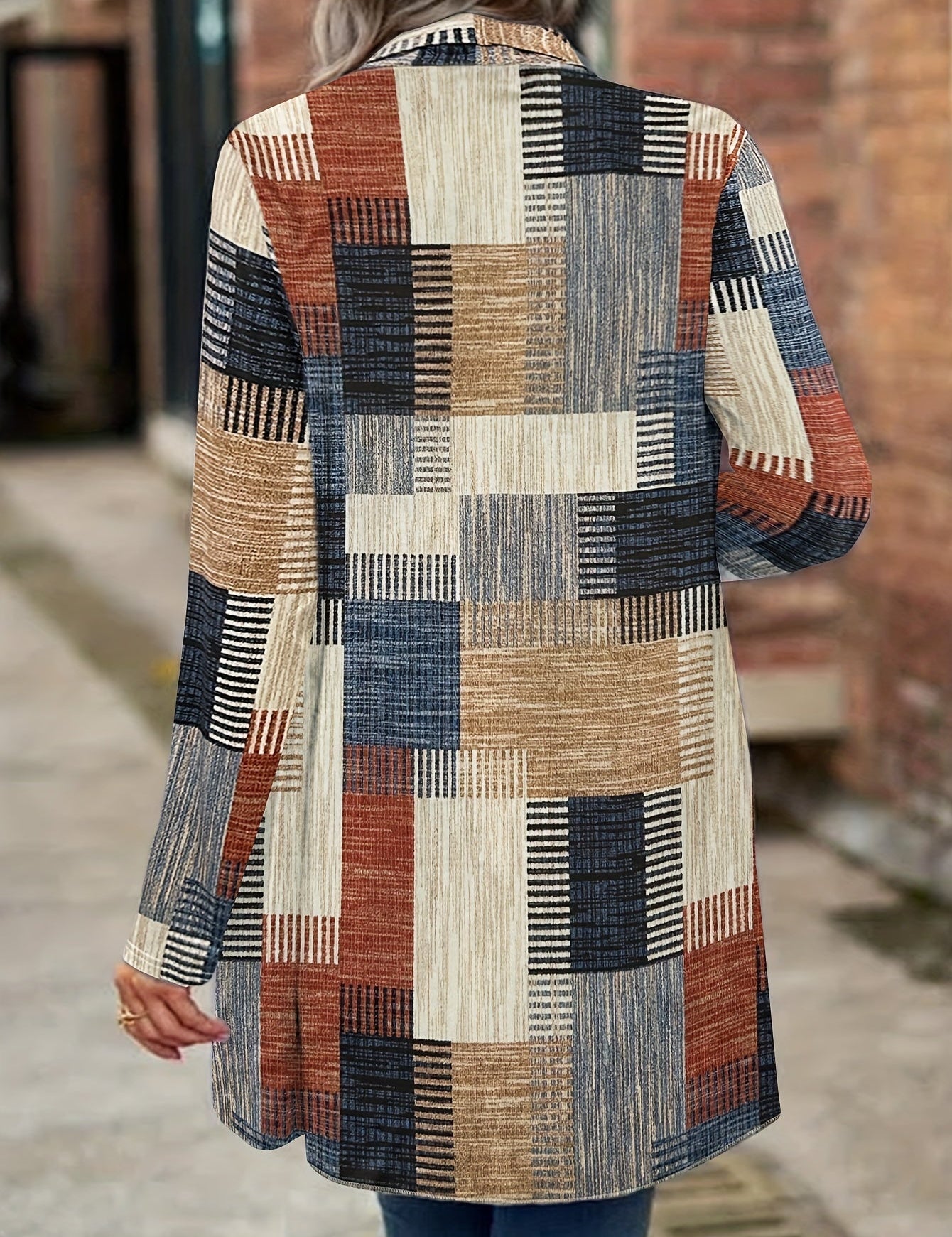 Cappotto lungo donna a quadri multicolore, design geometrico, tessuto autunnale, moda casual, sfondo urbano, stile moderno.