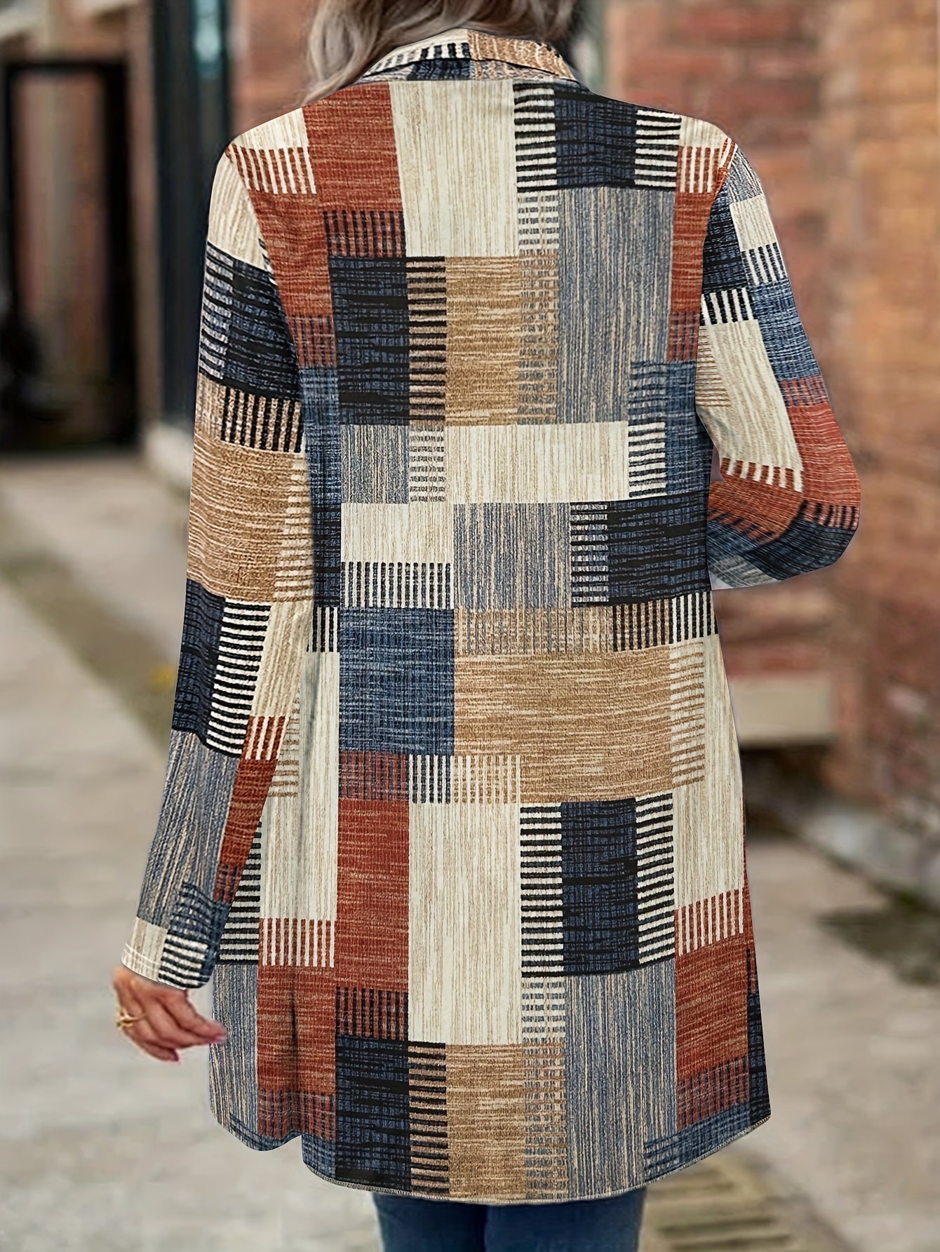 Cappotto lungo donna a quadri multicolore, design geometrico, tessuto autunnale, moda casual, sfondo urbano, stile moderno.