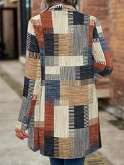 Cappotto lungo donna a quadri multicolore, design geometrico, tessuto autunnale, moda casual, sfondo urbano, stile moderno.
