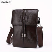 Borsa a tracolla in pelle marrone scuro, design elegante e compatto, con chiusura a fibbia e tracolla regolabile. Ideale per uomo, moda casual.